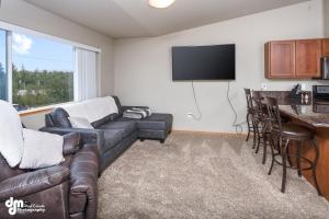 uma sala de estar com um sofá e uma mesa em Tranquil Stay at Settlers Bay, Newly Furnished! em Wasilla