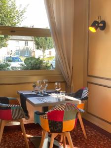 comedor con mesa, sillas y ventana en Les 3 rois by YY, en Villers-Bocage