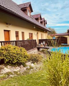 a house with a swimming pool in a yard at Bohdanečská chalupa in Bohdaneč