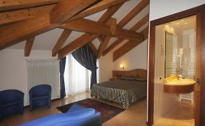 Postel nebo postele na pokoji v ubytování Hotel Dolomiti
