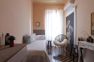 een kleine slaapkamer met een bed en een raam bij House of Frames in Milaan
