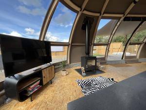 TV a/nebo společenská místnost v ubytování Sunrise Dome Tent