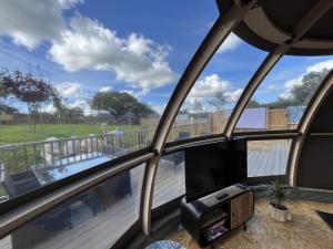 Balkón nebo terasa v ubytování Sunrise Dome Tent