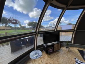 TV a/nebo společenská místnost v ubytování Sunrise Dome Tent