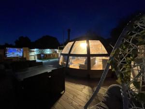 TV a/nebo společenská místnost v ubytování Sunrise Dome Tent