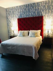 een slaapkamer met een groot bed met een rood hoofdeinde bij Casa Fara in Fara San Martino