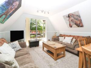 a living room with a couch and a table at 17 Valley Lodges in Callington