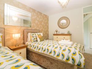 1 dormitorio con 2 camas y espejo en 17 Valley Lodges, en Callington