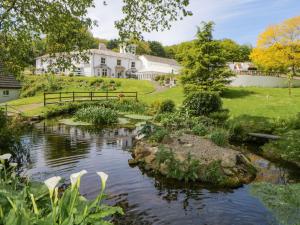 un jardín con un estanque frente a una casa en 17 Valley Lodges, en Callington