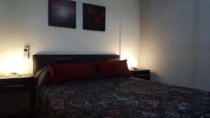 ein Schlafzimmer mit einem Bett mit zwei Lampen in der Unterkunft Cheap&Chich Studio in Buenos Aires