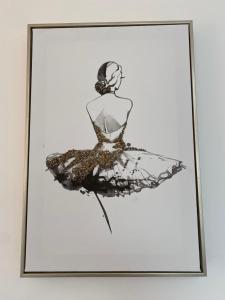 Un disegno di una donna in costume da ballerina di Lovely and Modern Studio Apartment. a Borehamwood