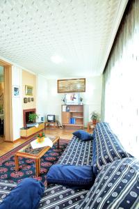 - un salon avec deux lits et un canapé dans l'établissement Keletron Hotel, à Kastoria