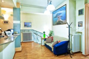een woonkamer met een blauwe bank in een kamer bij Keletron Hotel in Kastoria