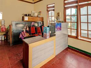 un mostrador con sillas rojas en un restaurante en SPOT ON 91715 Hotel Citra Dewi 1, en Semarang