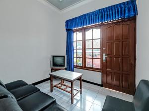 sala de estar con sofá y mesa en SPOT ON 91715 Hotel Citra Dewi 1, en Semarang