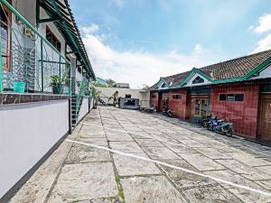 un patio vacío de un edificio con motos. en SPOT ON 91715 Hotel Citra Dewi 1, en Semarang