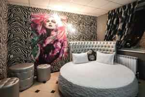 1 dormitorio con 1 cama y una pintura en la pared en Marton Turgeneva Krasnodar, en Krasnodar