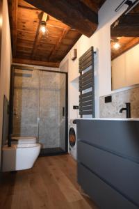 y baño con bañera, aseo y lavamanos. en La dimora della Giudecca - 11, en Cuneo