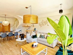 Posezení v ubytování Cheerful Townhouse Center Sitges 5 bedrooms Pool and Terrace