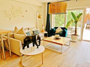 Posezení v ubytování Cheerful Townhouse Center Sitges 5 bedrooms Pool and Terrace