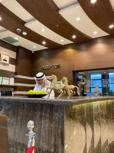 un bancone con due statue di cavalli sopra di ريحانة 2 - Raihana 2 Hotel a Gedda
