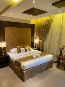 sypialnia z dużym łóżkiem w pokoju w obiekcie ريحانة 2 - Raihana 2 Hotel w mieście Dżudda