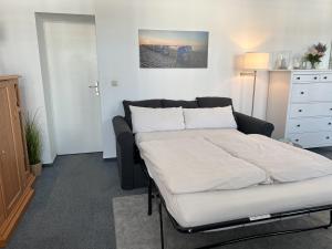 キュールングスボルンにあるFerienwohnung Windlichtのベッドルーム1室(ベッド1台、ドレッサー付)