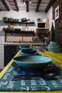 una cocina con dos cuencos azules en una encimera en El Carbayu - La Vallicuerra Casas Rurales, en Mieres