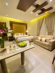 una camera d'albergo con un letto e un tavolo con frutta di ريحانة 2 - Raihana 2 Hotel a Gedda