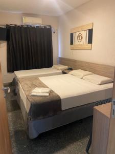 Zimmer mit 2 Betten und einem Fenster in der Unterkunft Hotel Imperador in Santos