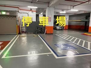 un gimnasio con una pista de ping pong en un garaje en V-one Vogue Hotel, en Taipéi