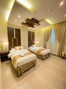 sypialnia z 2 łóżkami w pokoju w obiekcie ريحانة 2 - Raihana 2 Hotel w mieście Dżudda