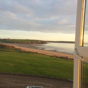 uma vista para a praia a partir da varanda de uma casa em 10 Beachview em Duncannon