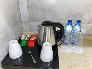 Příslušenství pro přípravu čaje a kávy v ubytování Touq Al Balad Hotel - فندق توق البلد