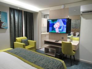 TV a/nebo společenská místnost v ubytování Touq Al Balad Hotel - فندق توق البلد