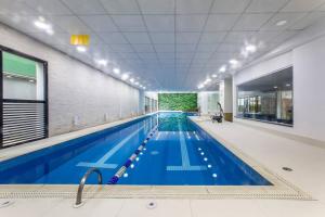 una gran piscina de agua azul en un edificio en AP Premium 208 Centro de SP - Localização Privilegiada !, en São Paulo