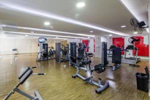 un gimnasio con varias cintas de correr y máquinas cardiovasculares en AP Premium 208 Centro de SP - Localização Privilegiada !, en São Paulo