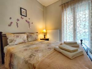 sypialnia z dużym łóżkiem i oknem w obiekcie Quiet spot Rock view House w Kalambace