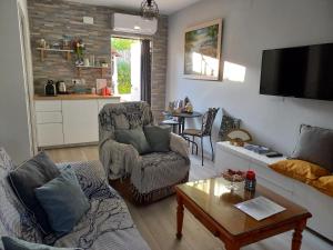- un salon avec un canapé et une table dans l'établissement Casa Los Granainos, à Albaida del Aljarafe