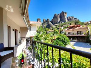balkon z widokiem na góry w obiekcie Quiet spot Rock view House w Kalambace
