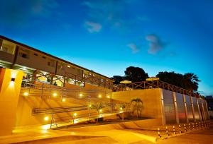 ein Gebäude mit Lichtern in der Nacht in der Unterkunft Aram Ponta Negra in Natal