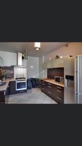 Forum noclegi kwatery pracownicze في لودز: مطبخ كبير مع أجهزة و خزائن من حديد قابل للصدأ