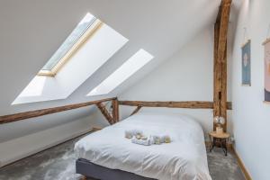 1 dormitorio con 1 cama en el ático en Superb three-stories apartment close to the ski lifts - Chamonix - Welkeys, en Chamonix-Mont-Blanc