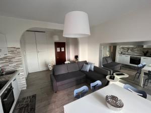 ein Wohnzimmer mit einem Sofa und einem Tisch in der Unterkunft Appartamento panoramico vicino a fiere e stadio in Mailand