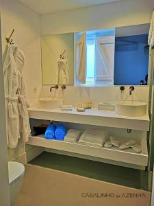uma casa de banho com dois lavatórios e dois espelhos em Casalinho da Azenha - Charm House em Sintra