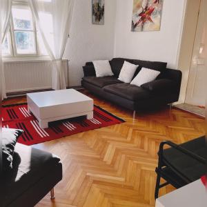 sala de estar con sofá y mesa de centro en Andrej's Village House, 