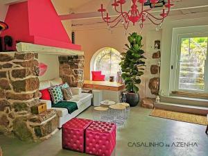 salon z kanapą i stołem w obiekcie Casalinho da Azenha - Charm House w mieście Sintra