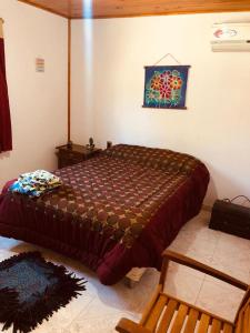 - une chambre avec un grand lit orné d'une peinture murale dans l'établissement Mamá Quilla, à La Rioja