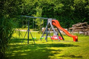 een speeltuin met een glijbaan in een park bij Ferienwohnung Wallmerhof am ländlichen Wimberg in Adnet