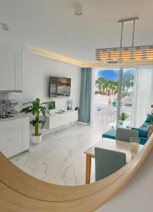 un soggiorno con amaca al centro della stanza di Apartament Sunrise ad Adeje